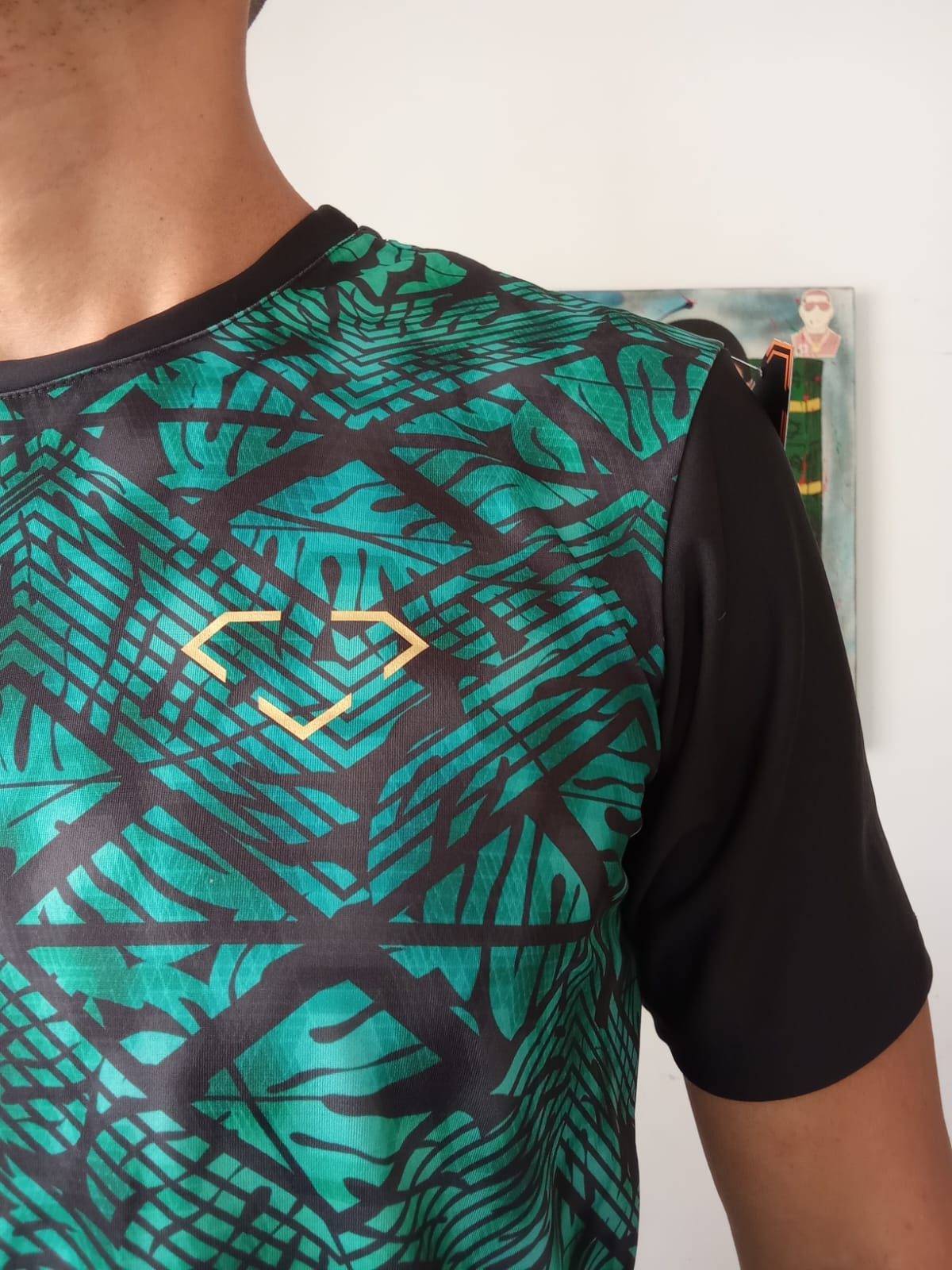 Camiseta Diamant Negro tropical verde logo dorado